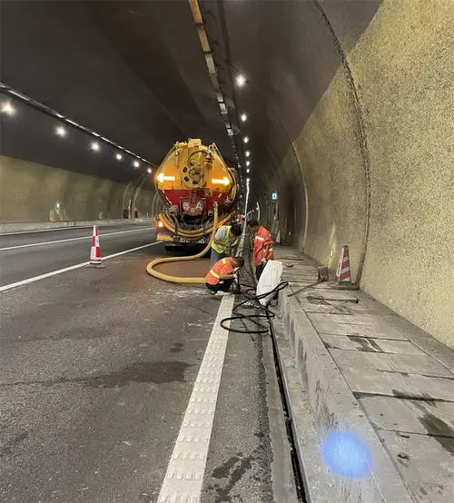 河池隧道排水渠清淤
